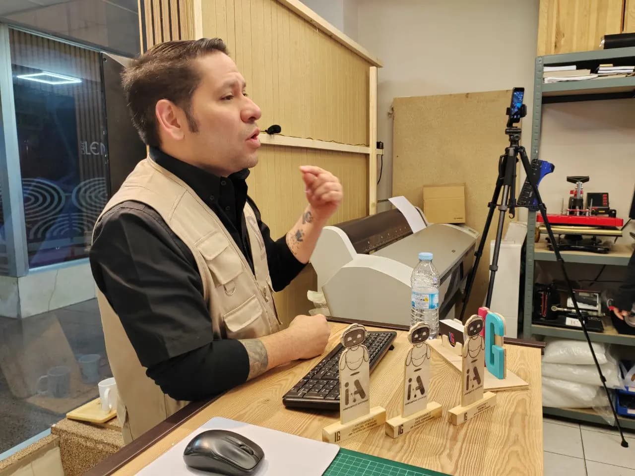 Mentor explicando un concepto en clase